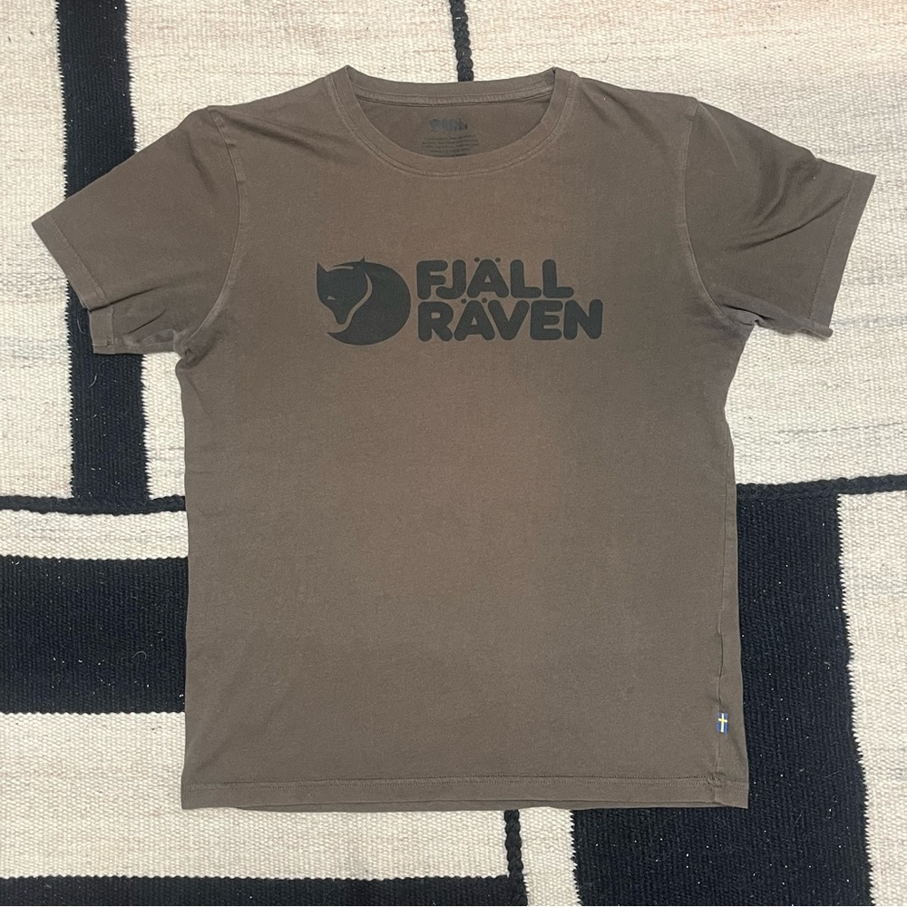 Fjallraven Logo Graphic Tee Army/Olive Green Outdoors Gorpcore